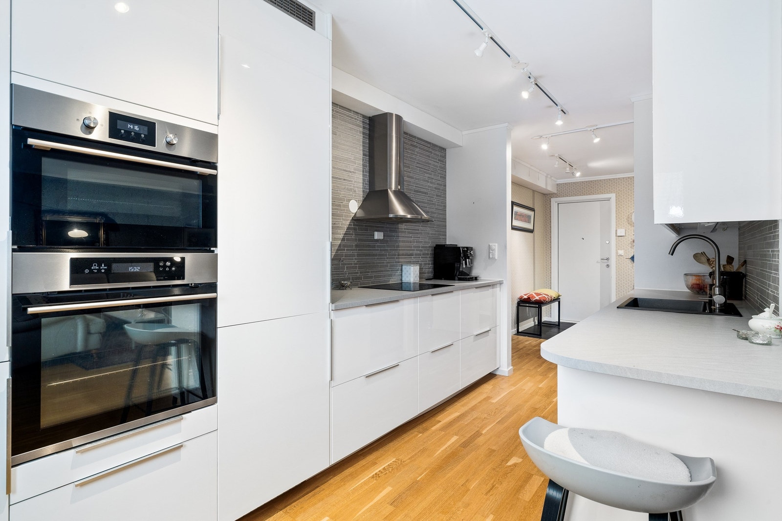 lekkert kjøkken med slette fronter og integrerte hvitevarer. Galleribilde