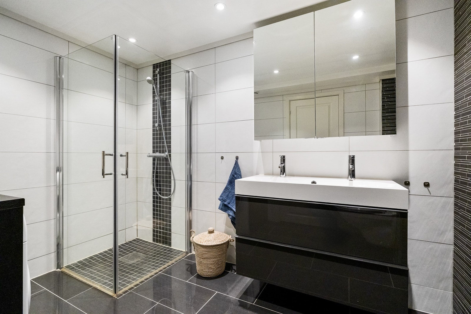 lekkert flislagt bad med dusjnisje og dobbel servant i innredning Galleribilde