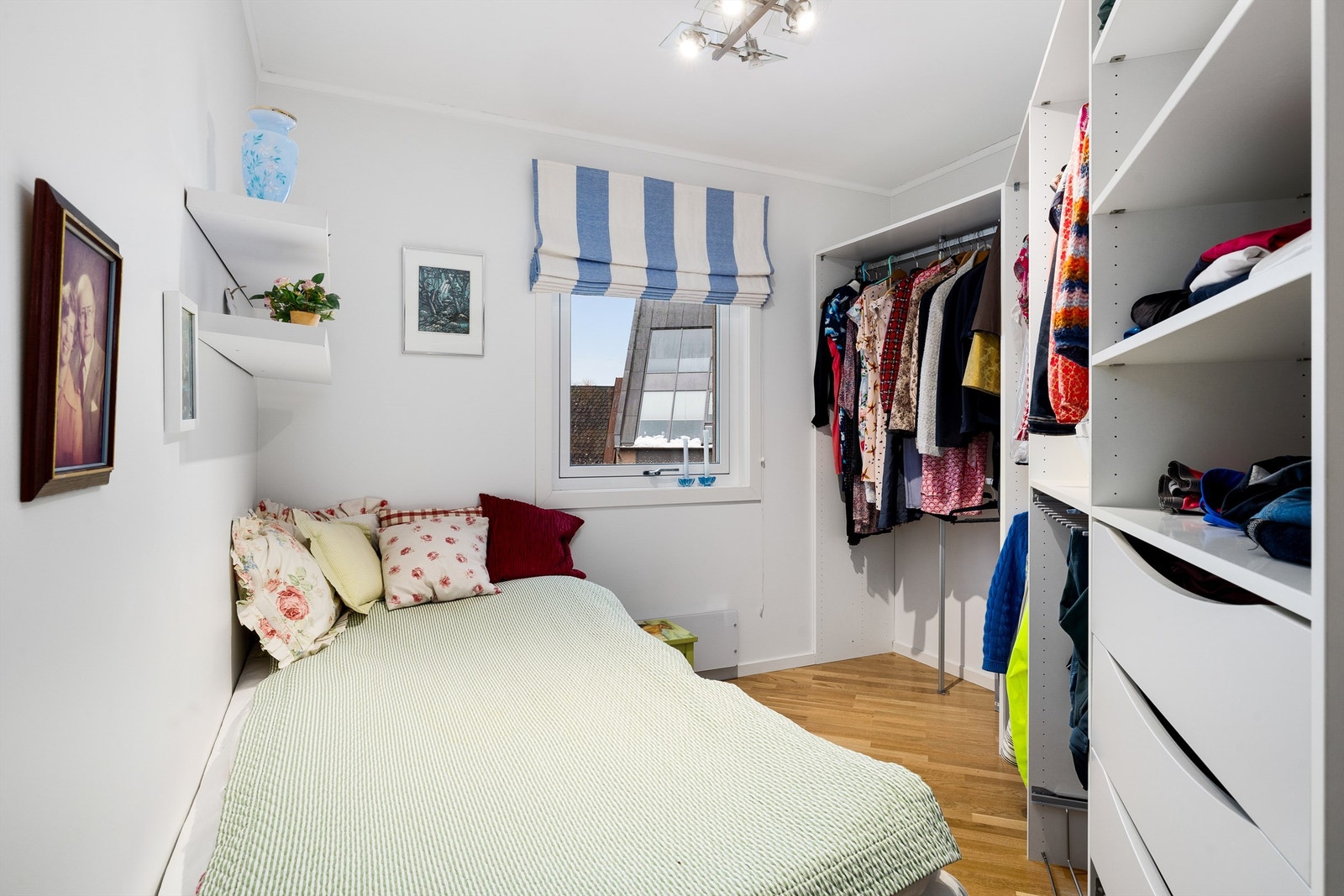 Soverom 2 er i dag brukt som gjesterom og garderobe Galleribilde