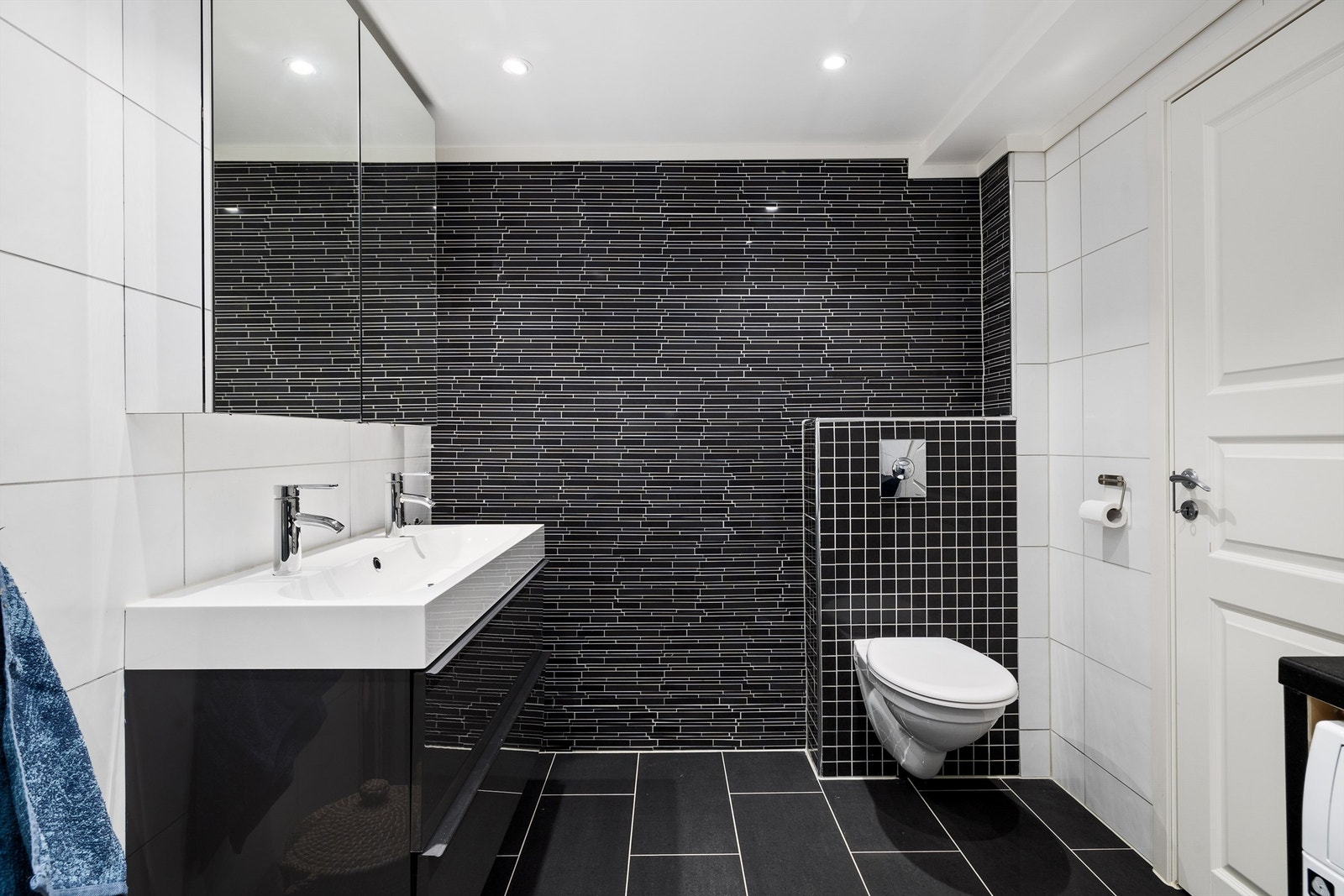 Vegghengt toalett og varmekabler i gulv Galleribilde