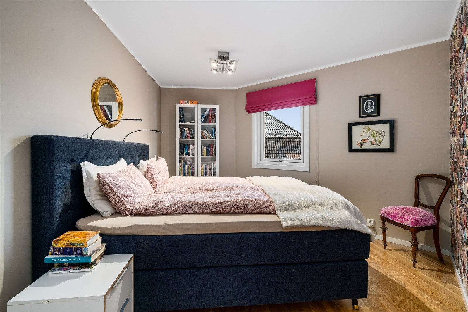 Hovedsoverommet er romslig og oppmalt i en lun farge Galleribilde