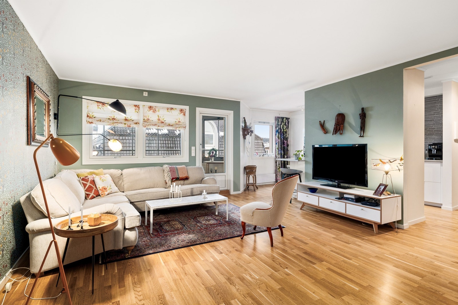 Her er det gode møbleringsmuligheter og direkte adkomst til innglasset balkong. Galleribilde