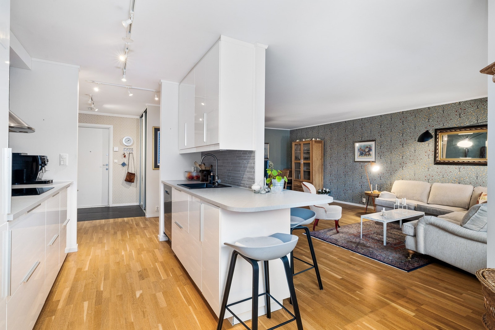 Kjøkkenet ligger i delvis åpen løsning mot stuen. Galleribilde