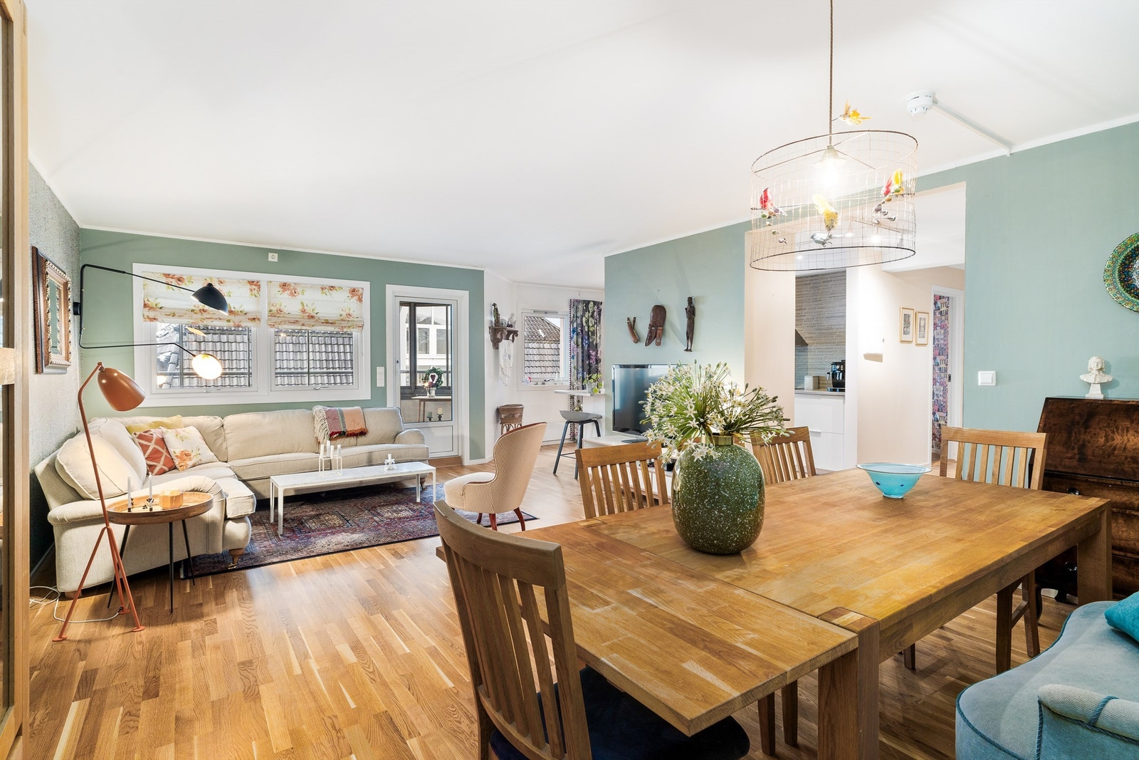 Stuen er romslig med plass til både spisestue og sittestue Galleribilde