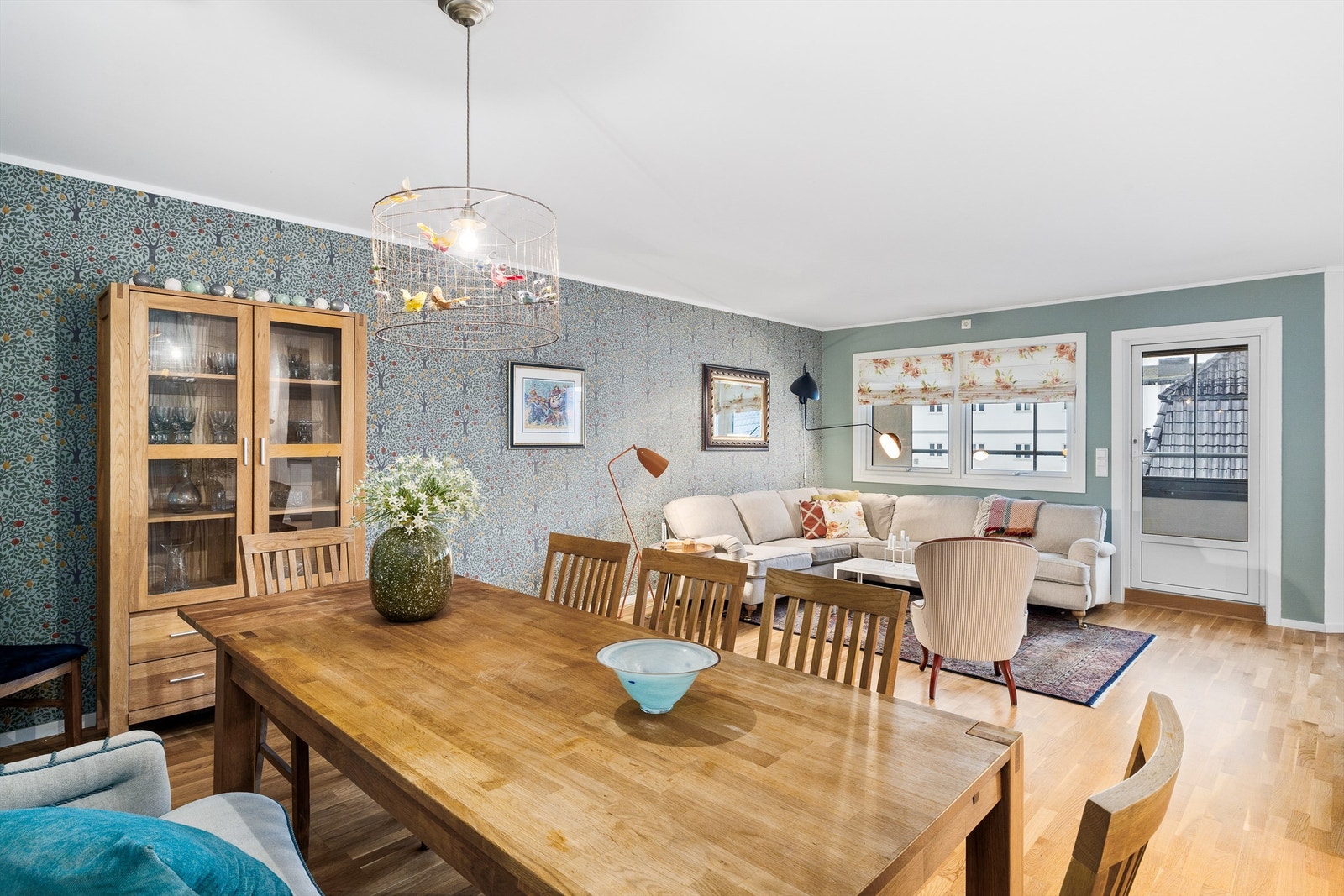 Stuen er meget innbydende med en god romfølelse Galleribilde