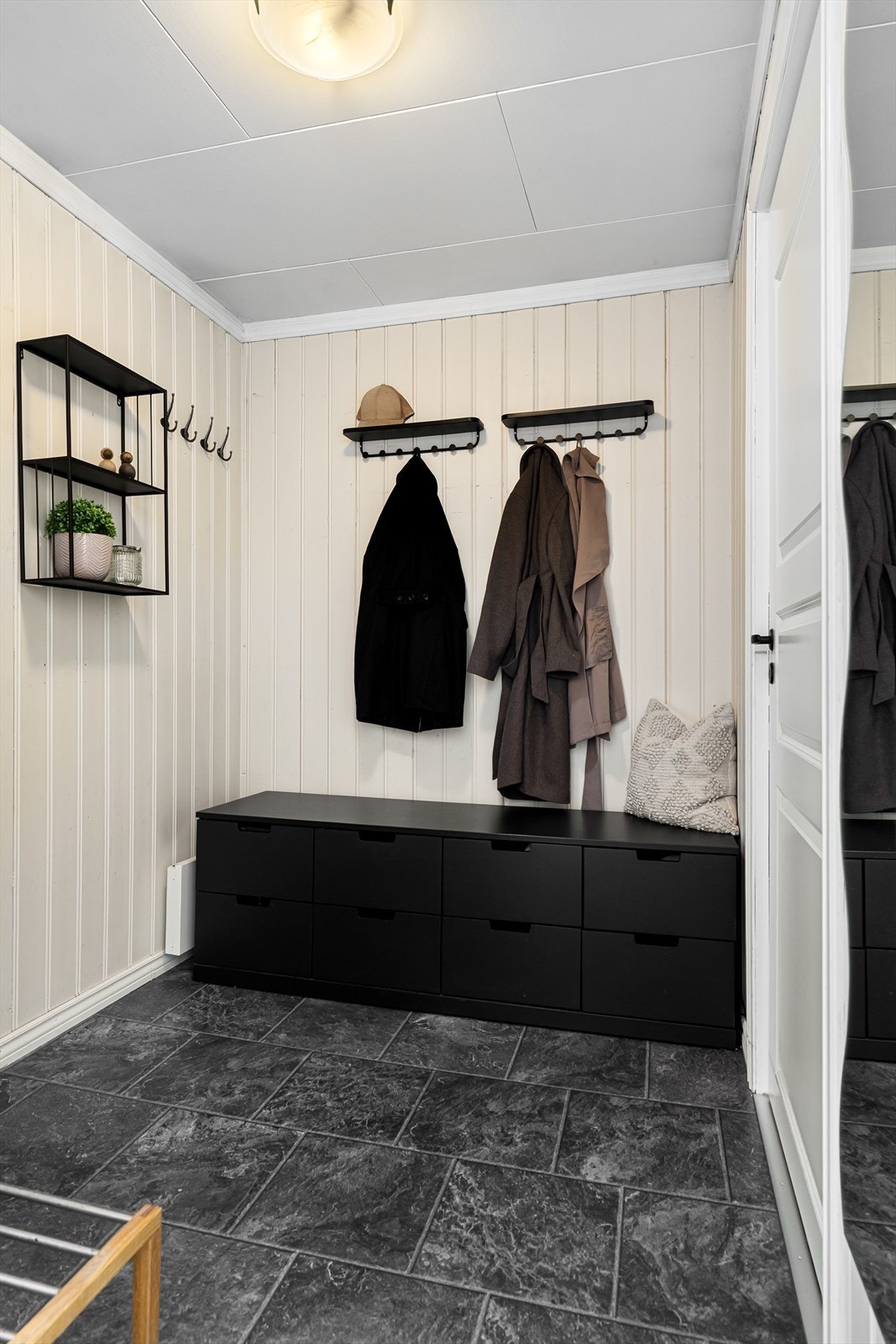 Vindfang med god plass til å henge fra seg yttertøyet. Ytterligere lagring i bod. Galleribilde