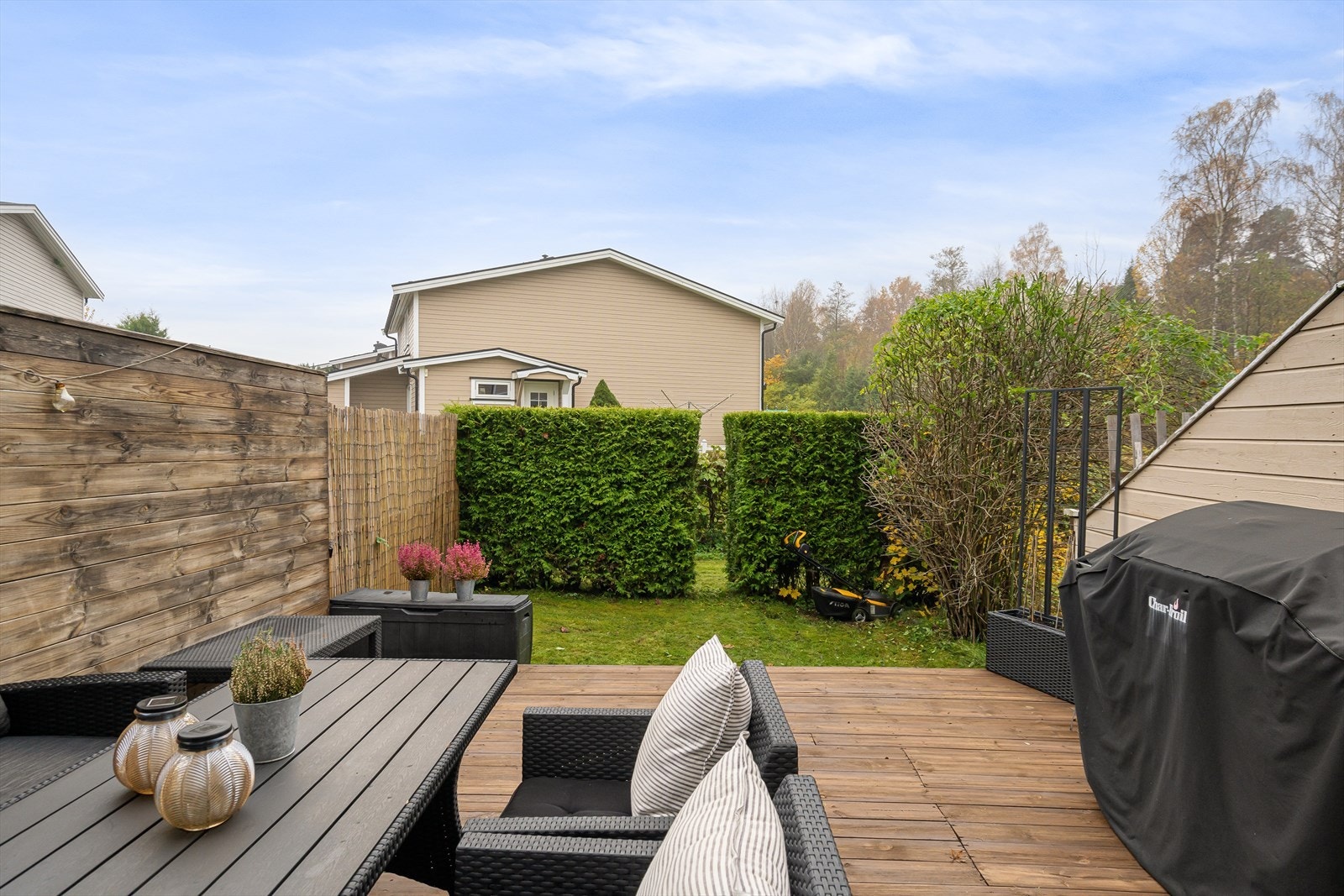 Terrasse på ca. 19 kvm med sydvestvendt orientering. Galleribilde