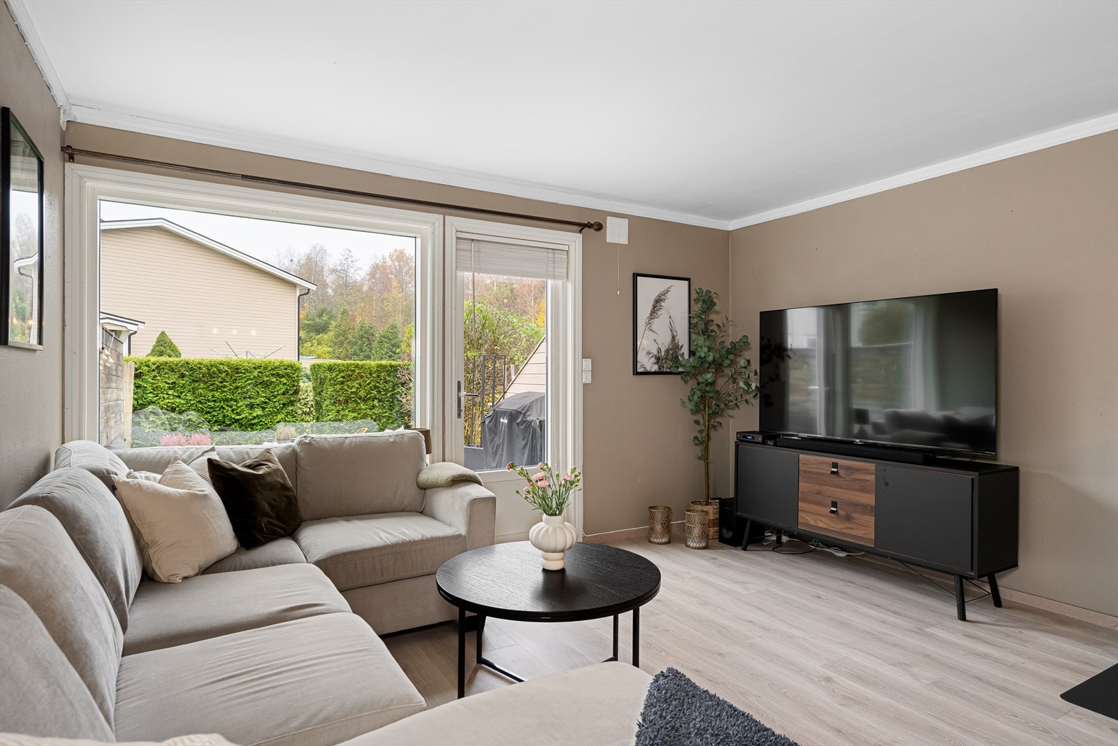 Store vindusflater som gir gode innvendige lysforhold. Galleribilde