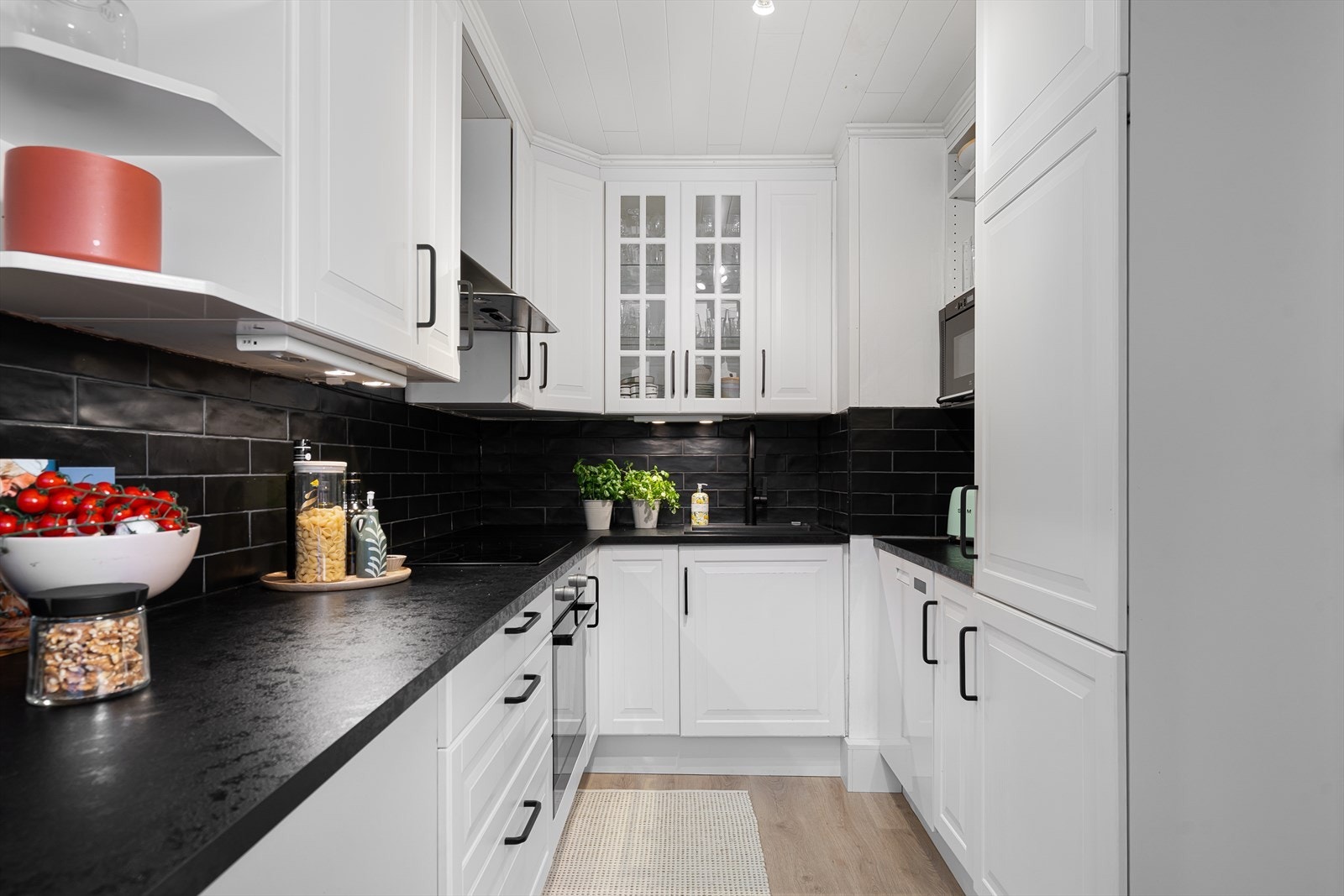 Kjøkkeninnredning med mye lagringsplass og integrerte hvitevarer. Galleribilde