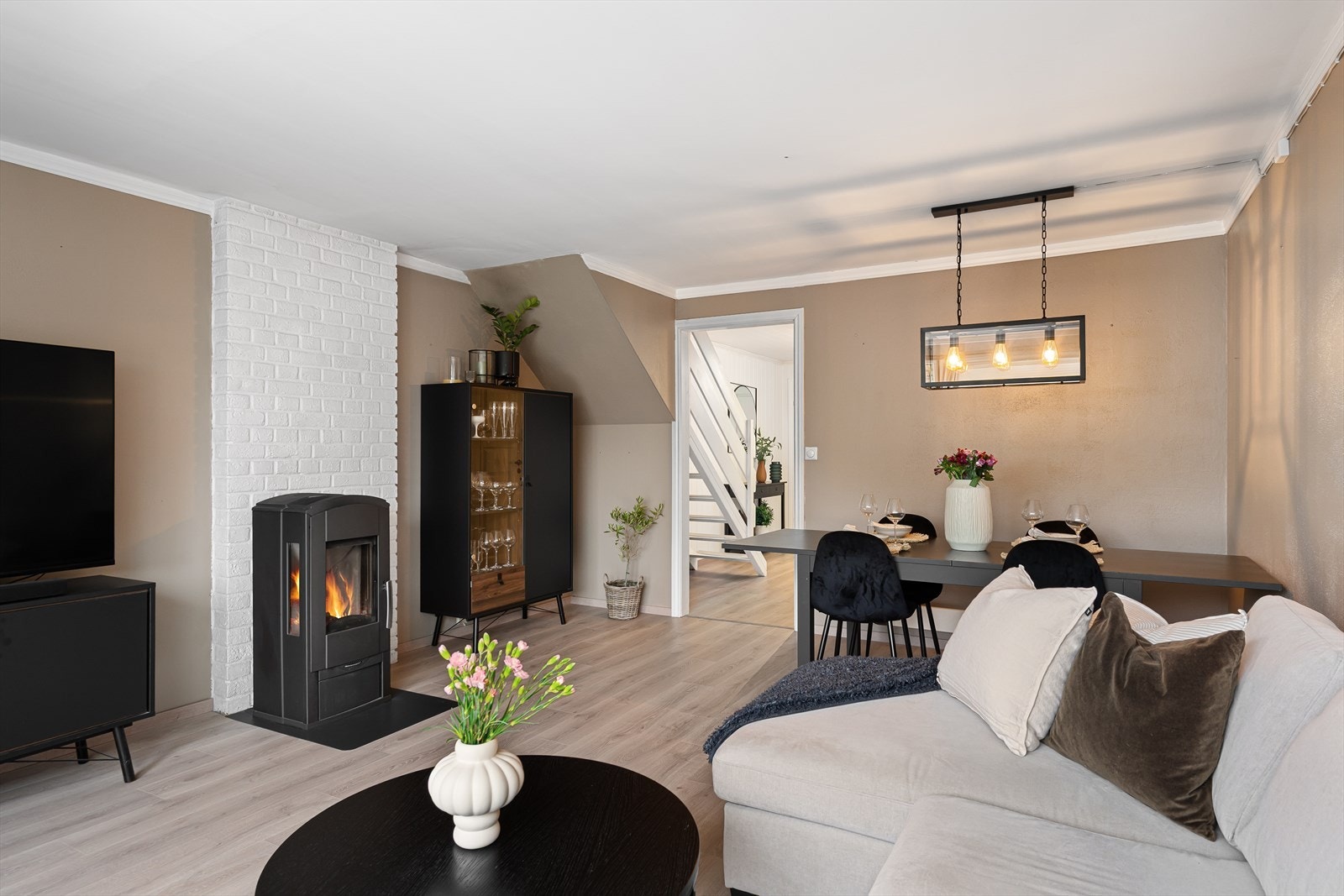 Prisovn i stuen som sørger for varme og en hyggelig atmosfære på vinterhalvåret. Galleribilde