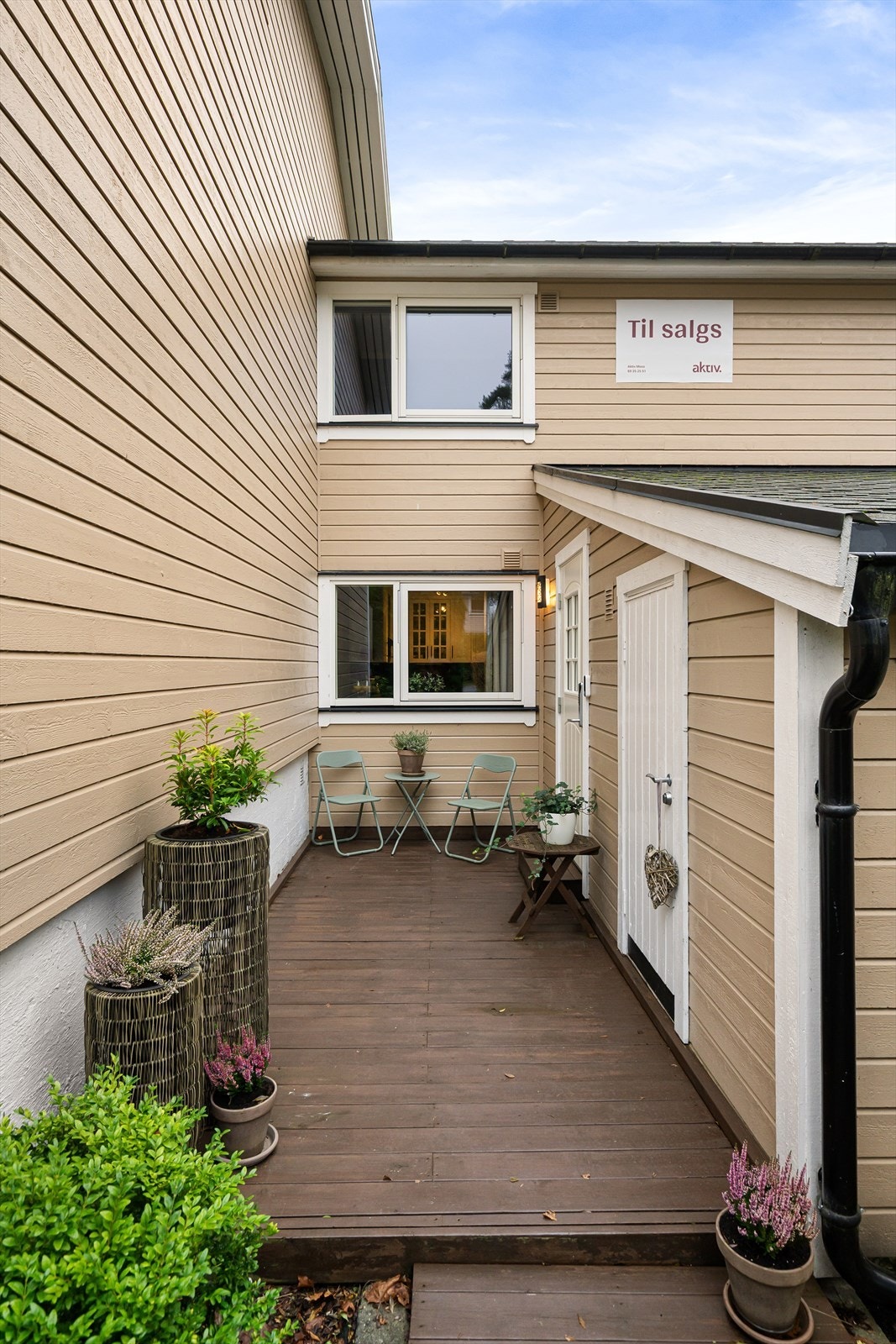 Hyggelig inngangsparti hvor morgensolen skinner. Galleribilde