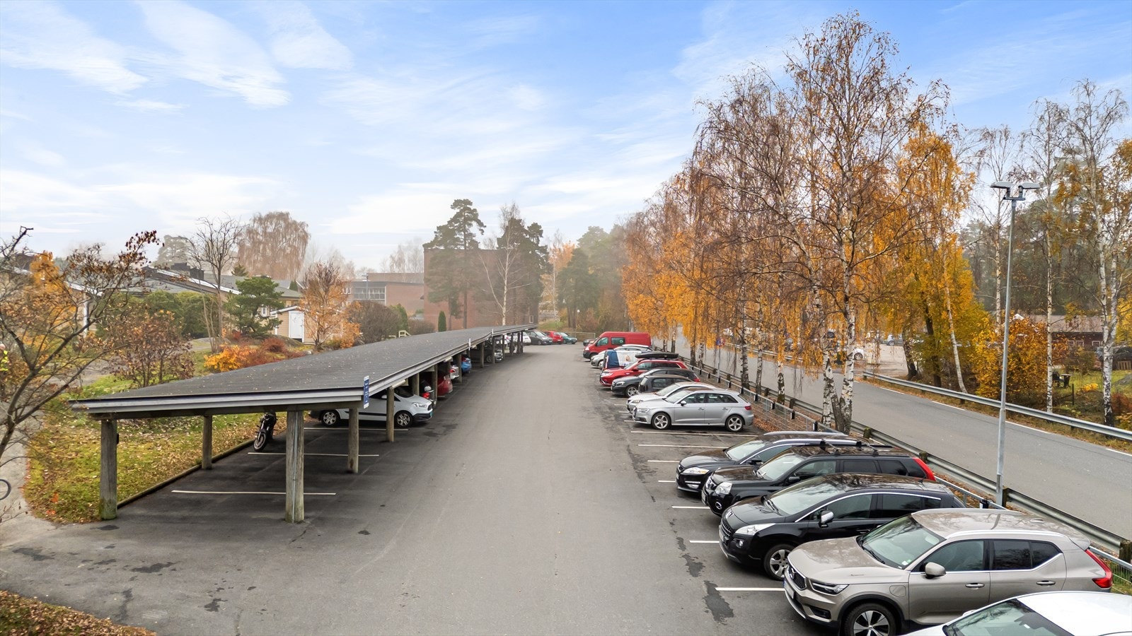 Borettslagets parkeringsplass. Galleribilde