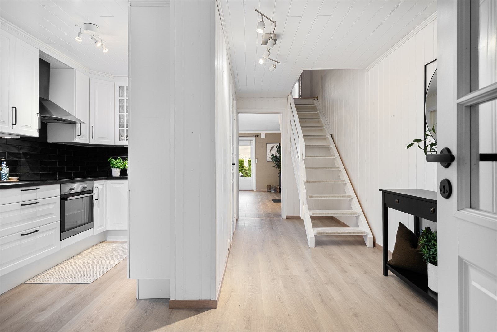 Eier har lagt nytt gulv i hele 1. etasje. Galleribilde