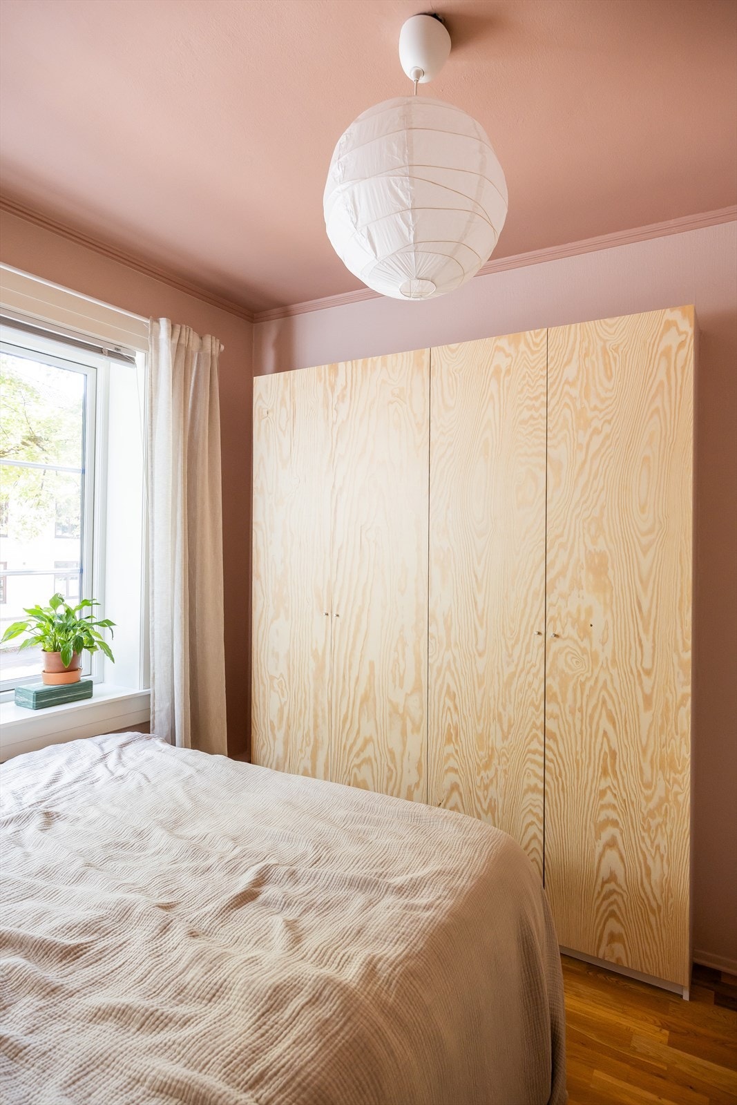 Leiligheten legger til rette for flere smarte løsninger for lagring. Feks skap/hyller bak soveromsdør, og oppbevaring under seng. Galleribilde