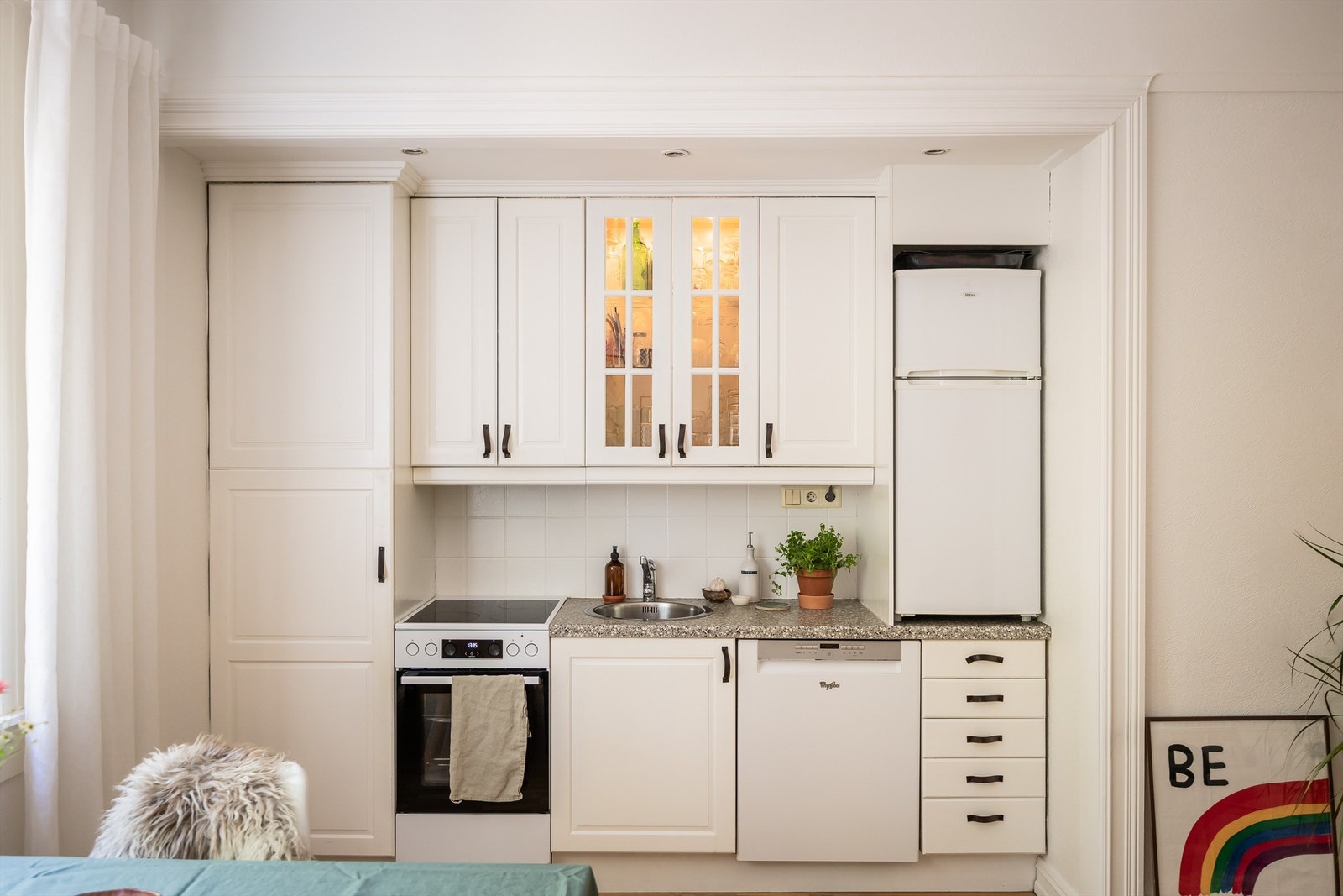 Lyst og praktisk kjøkken, innredet med profilerte fronter og benkeplate av laminat. Galleribilde