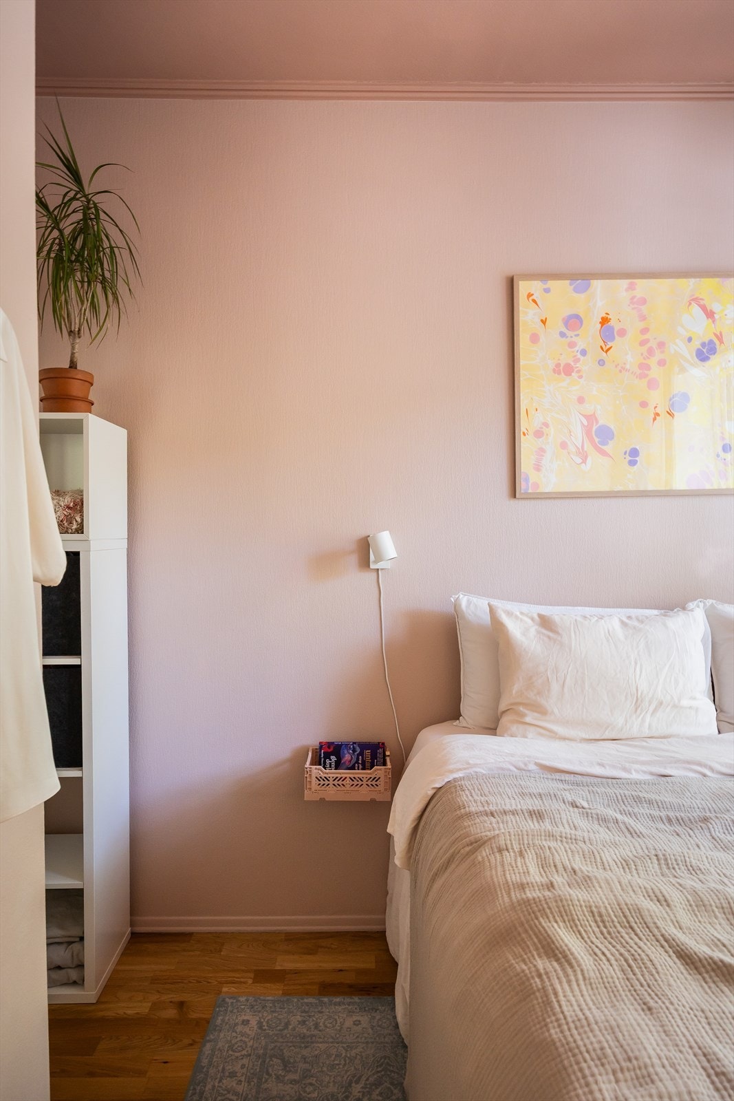 Plass til nattbord ved sengen. Galleribilde