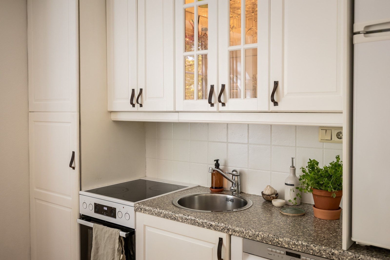 Av hvitevarer medfølger frittstående kjøleskap, oppvaskmaskin og komfyr. Galleribilde