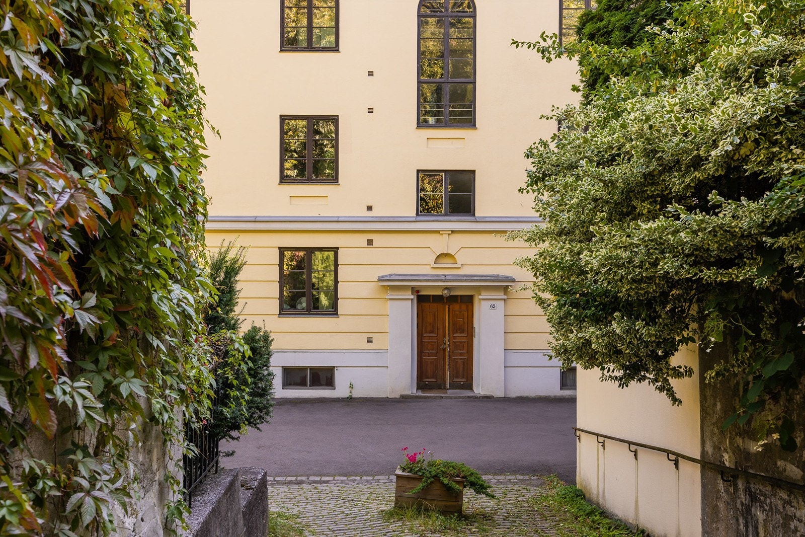 Inngangen fra bakgården. Galleribilde