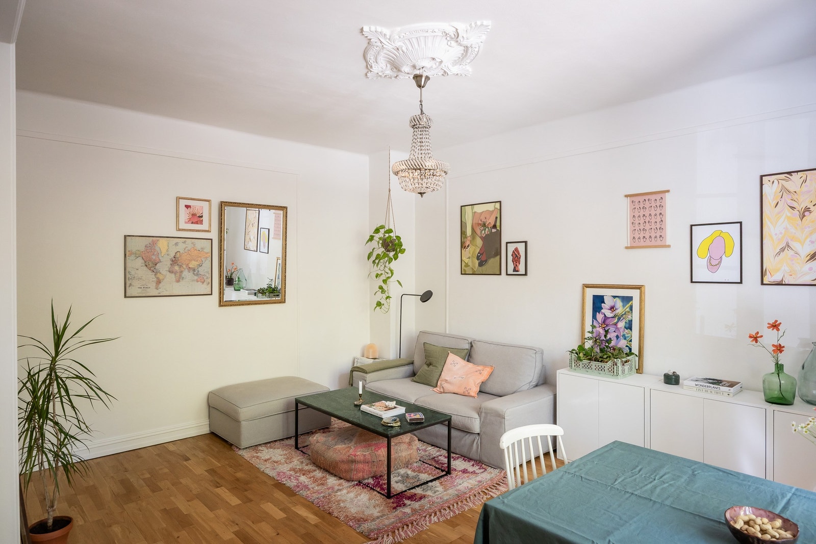 Klassisk rosett i taket og veggdetaljer. Galleribilde