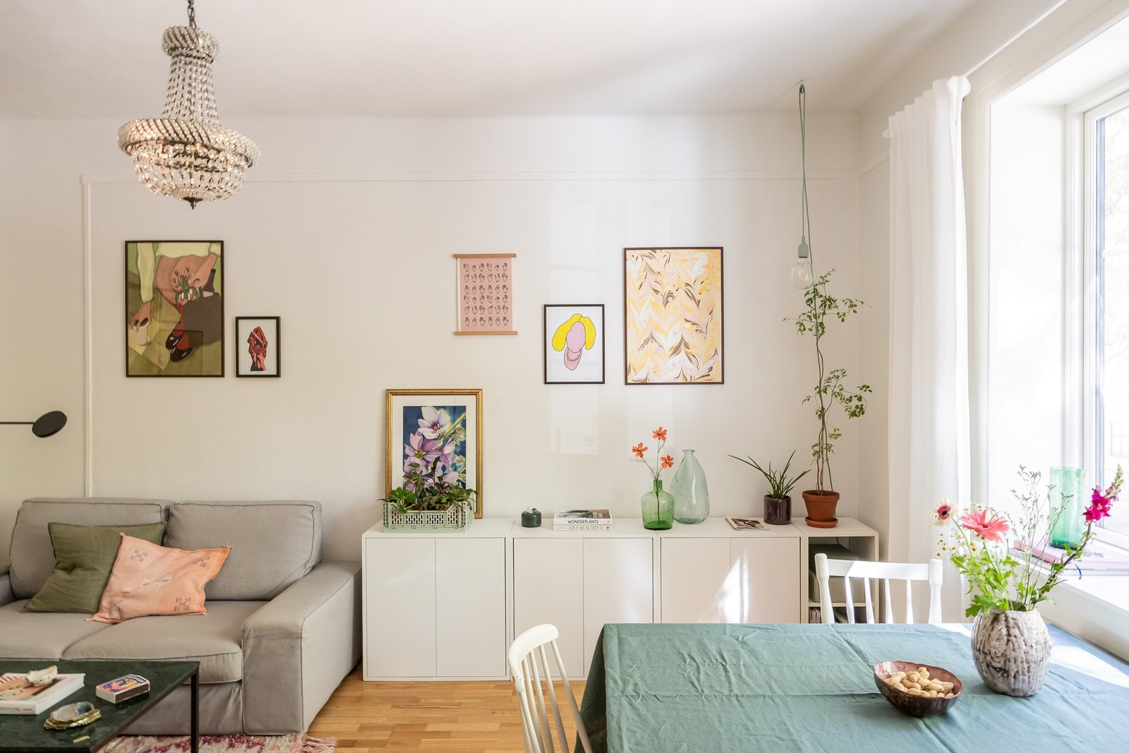 Her er det god plass til både sofagruppe, spisesone og oppbevaring. Galleribilde