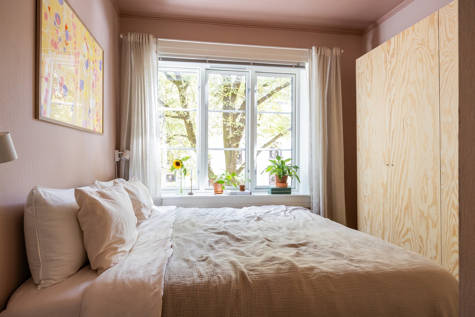 Innbydende og luftig soverom med god plass til dobbeltseng. Galleribilde