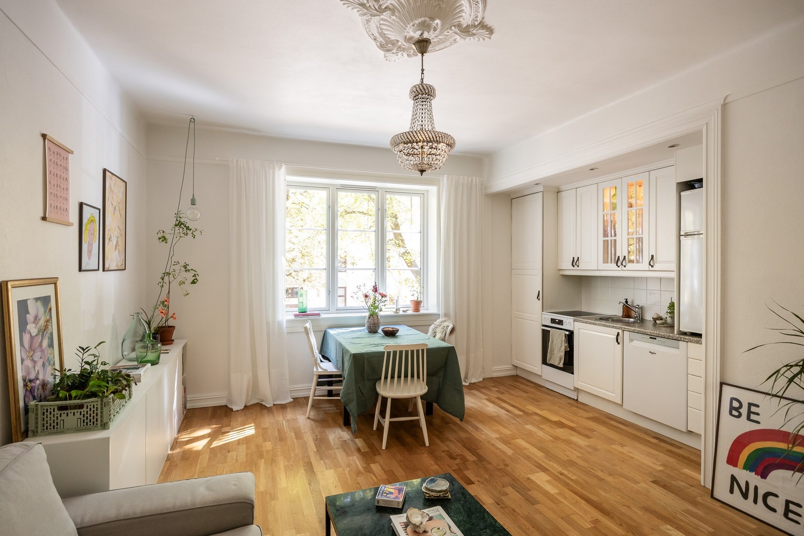 Åpen løsning mellom stue og kjøkken skaper en sosial sone. Perfekt for å invitere venner og familie på middag. Galleribilde