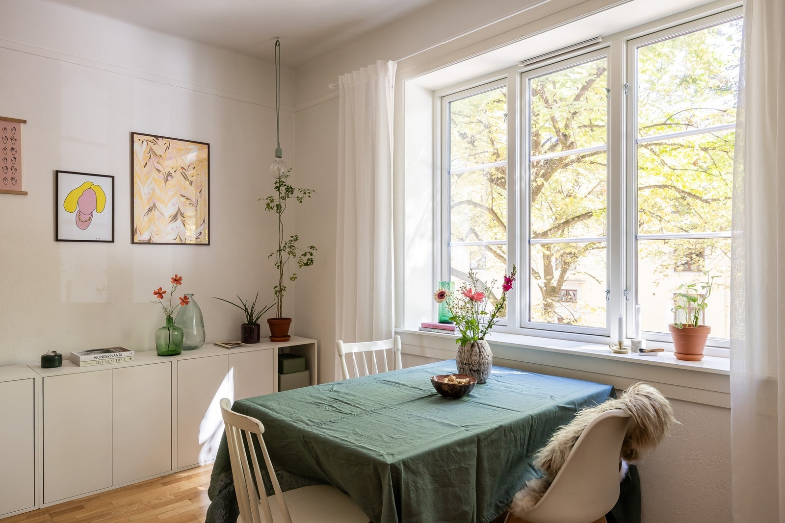 Leiligheten ligger i 2. etasje og består av entré, stue/kjøkken, soverom, bad og toalett. Galleribilde