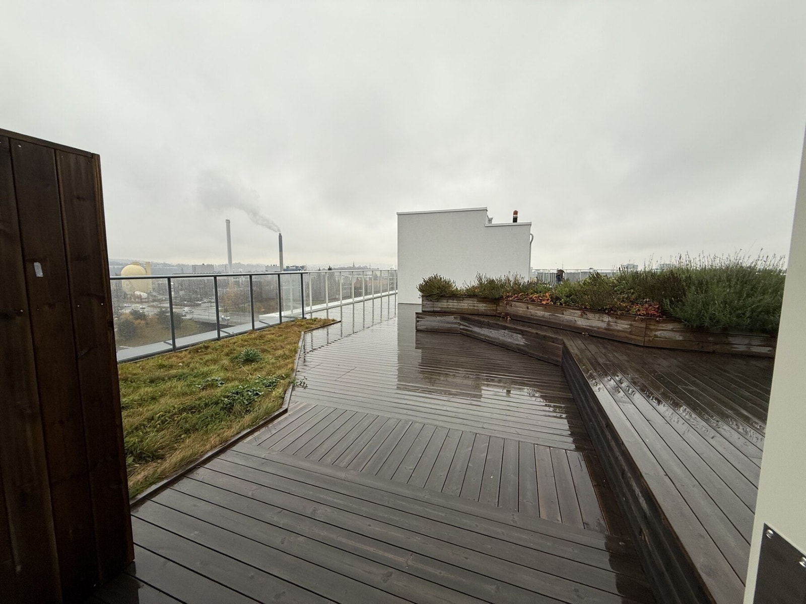 Fra boligen har du enkel og direkte tilgang til byggets flotte takterrasse med sittegrupper, plantekasser. Galleribilde