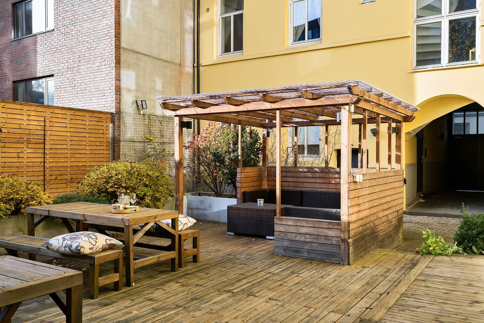 Pergola med flere sittegrupper Galleribilde