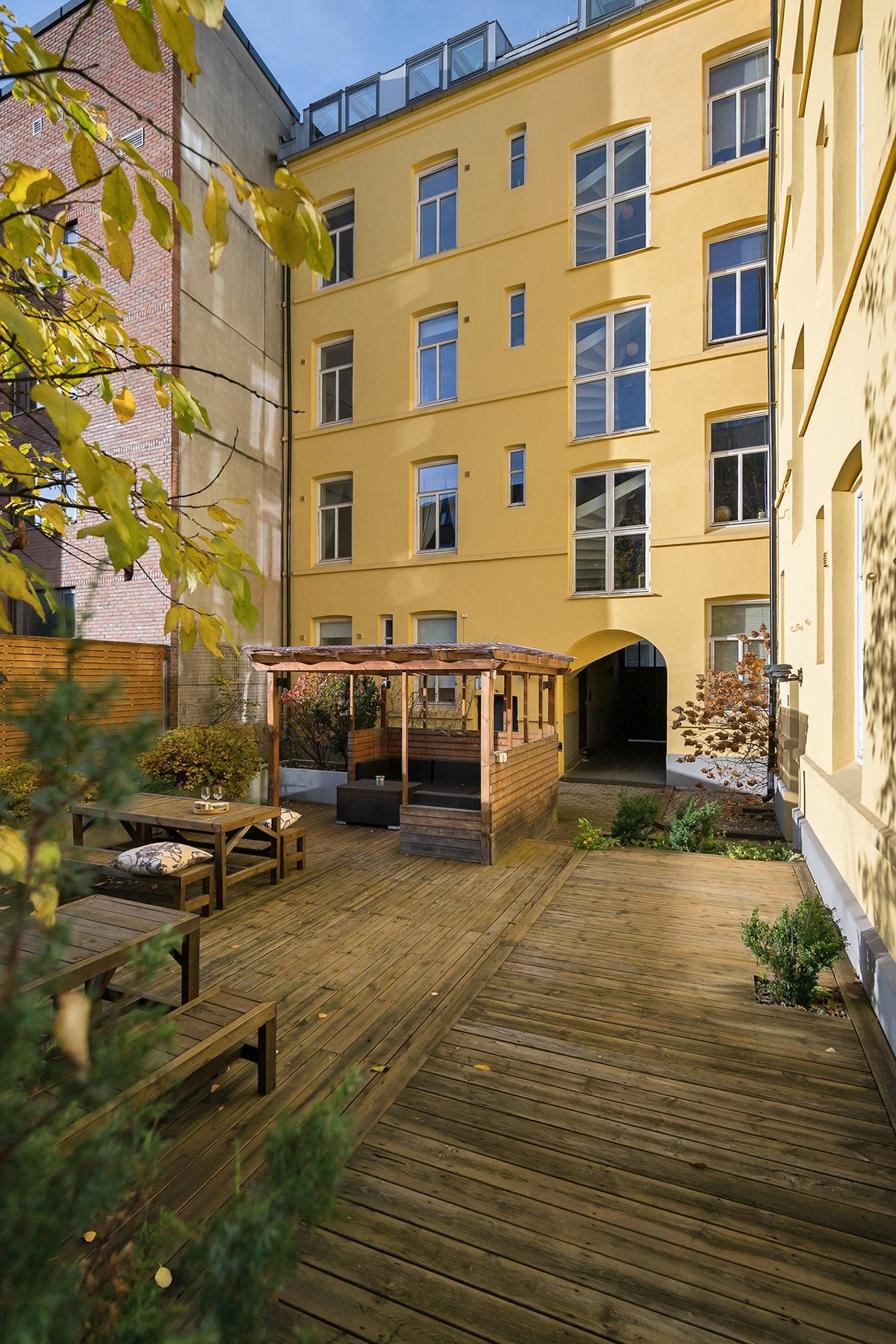 Hele leiligheten vender ut mot hyggelig skjermet bakgård Galleribilde