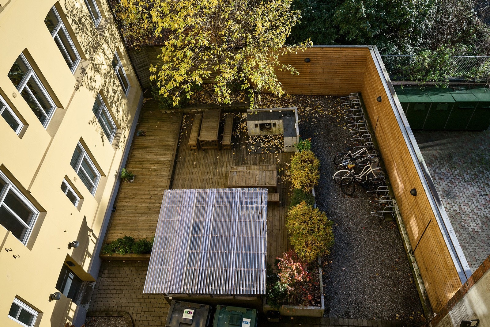 Sykkelparkering i låst bakgård Galleribilde