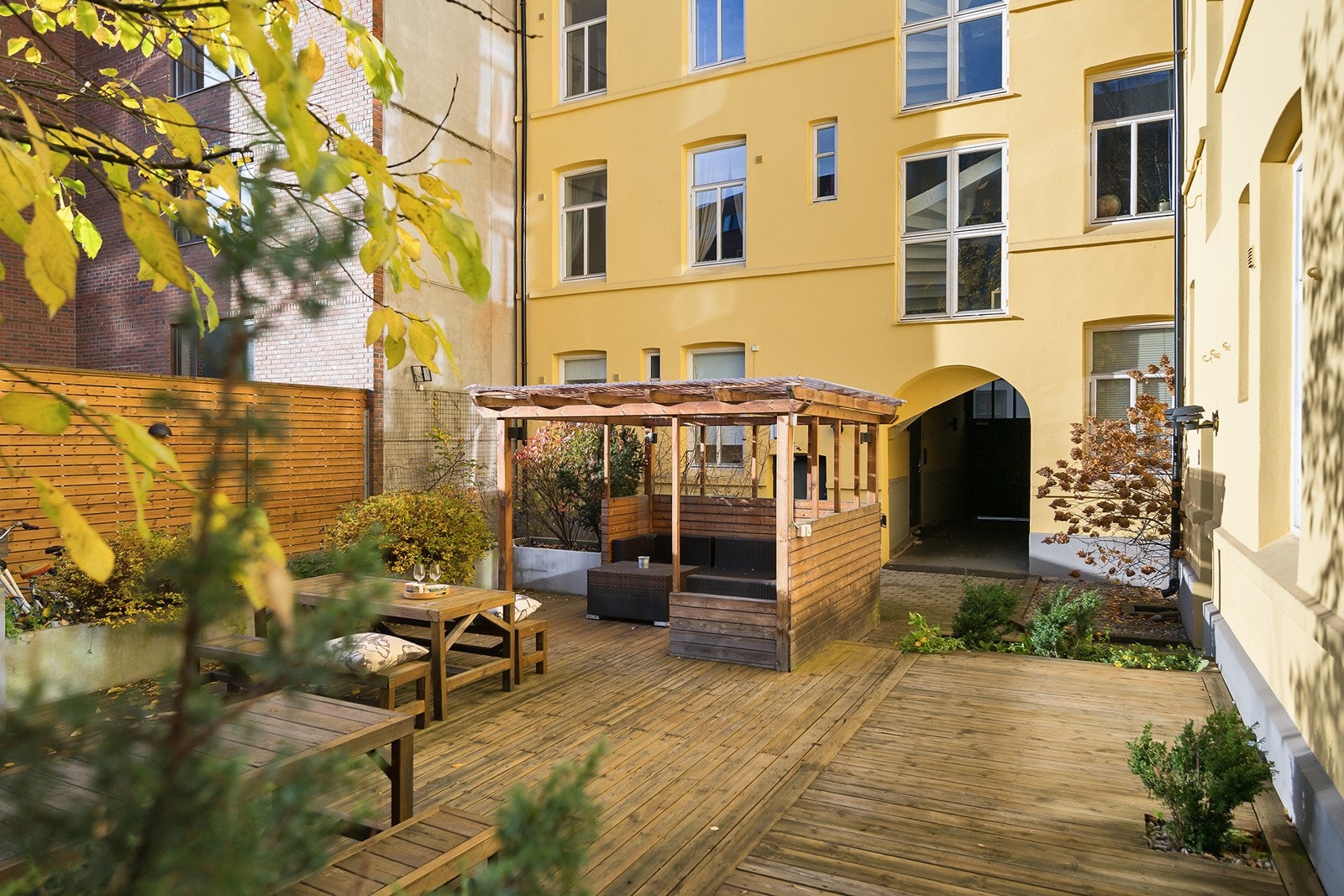 Skjermet idyllisk bakgård for beboerne Galleribilde
