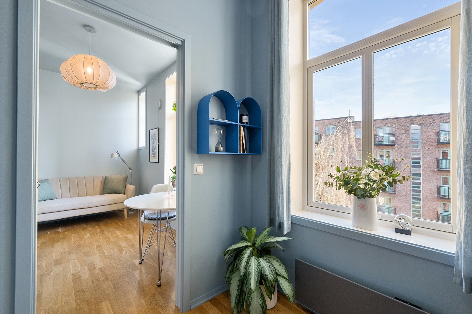 Høyt og fritt beliggende med store vindusflater og fine dype vindusposter Galleribilde