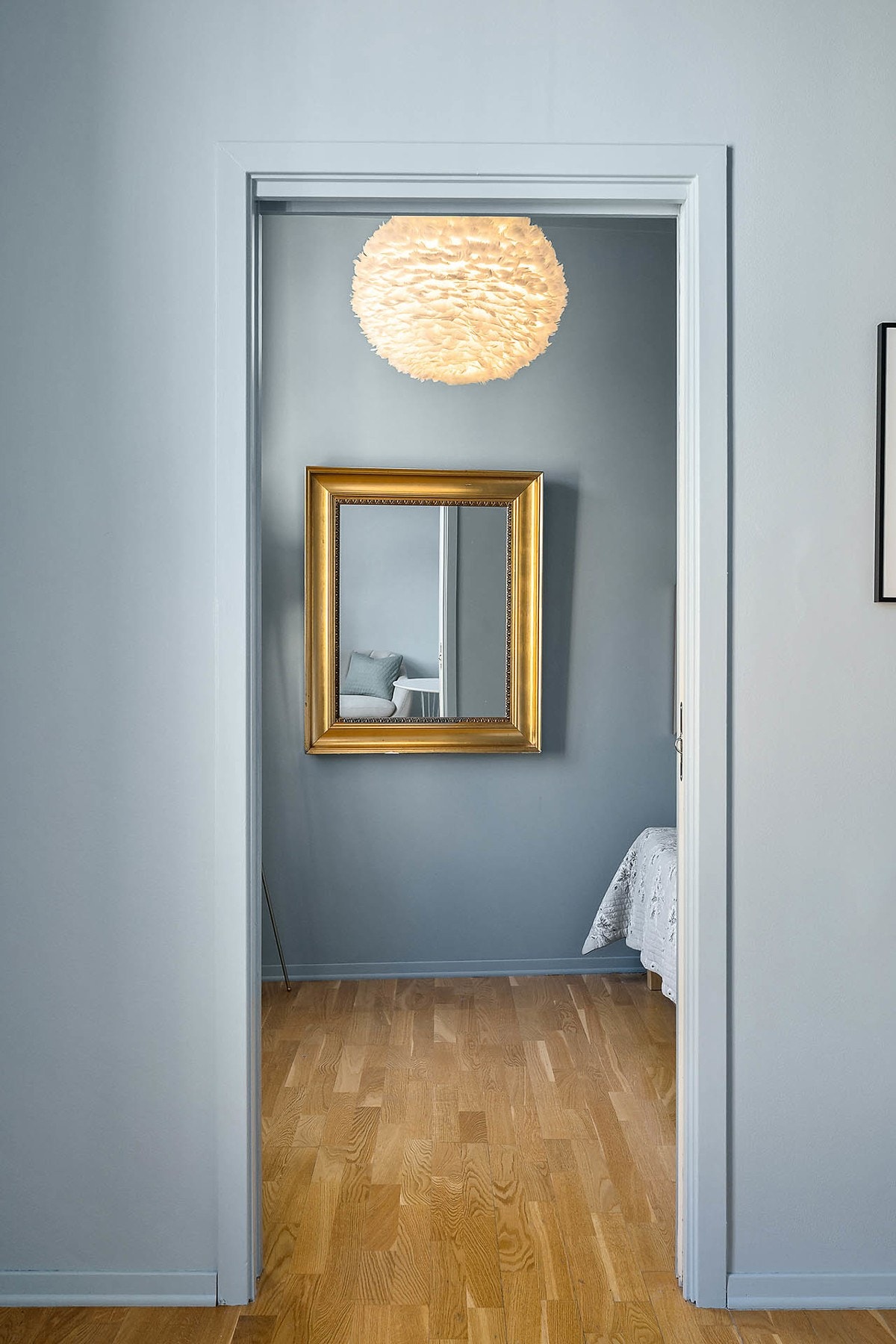 Praktisk skyvedør mellom stue og soverom for bedre romutnyttelse Galleribilde