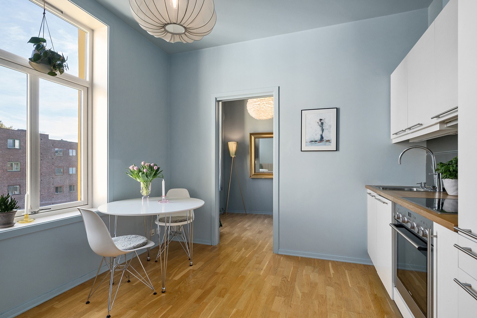 Hyggelig plass til spisebord ved vinduet Galleribilde