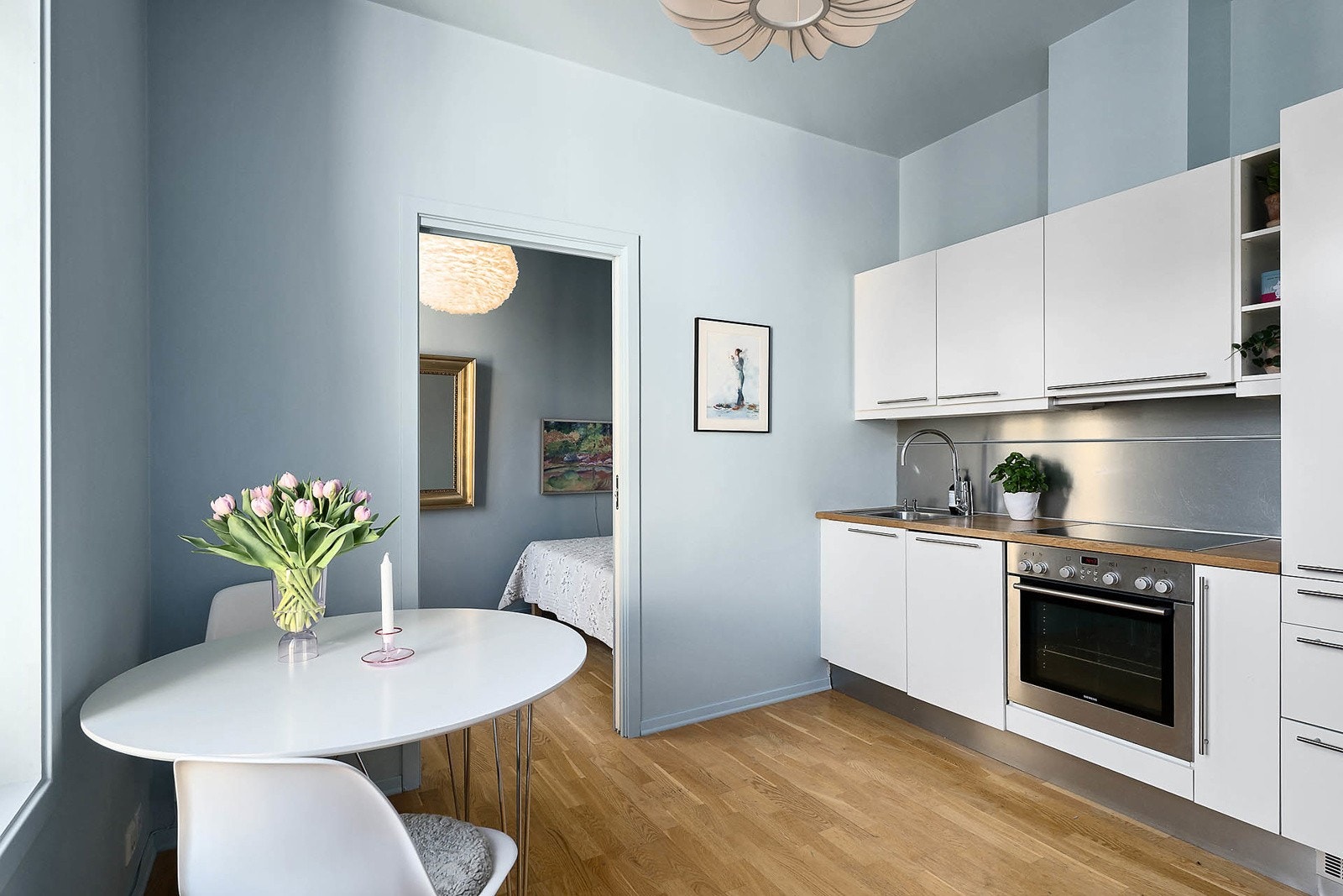 Moderne kjøkkeninnredning med heltre benkeplate. Galleribilde