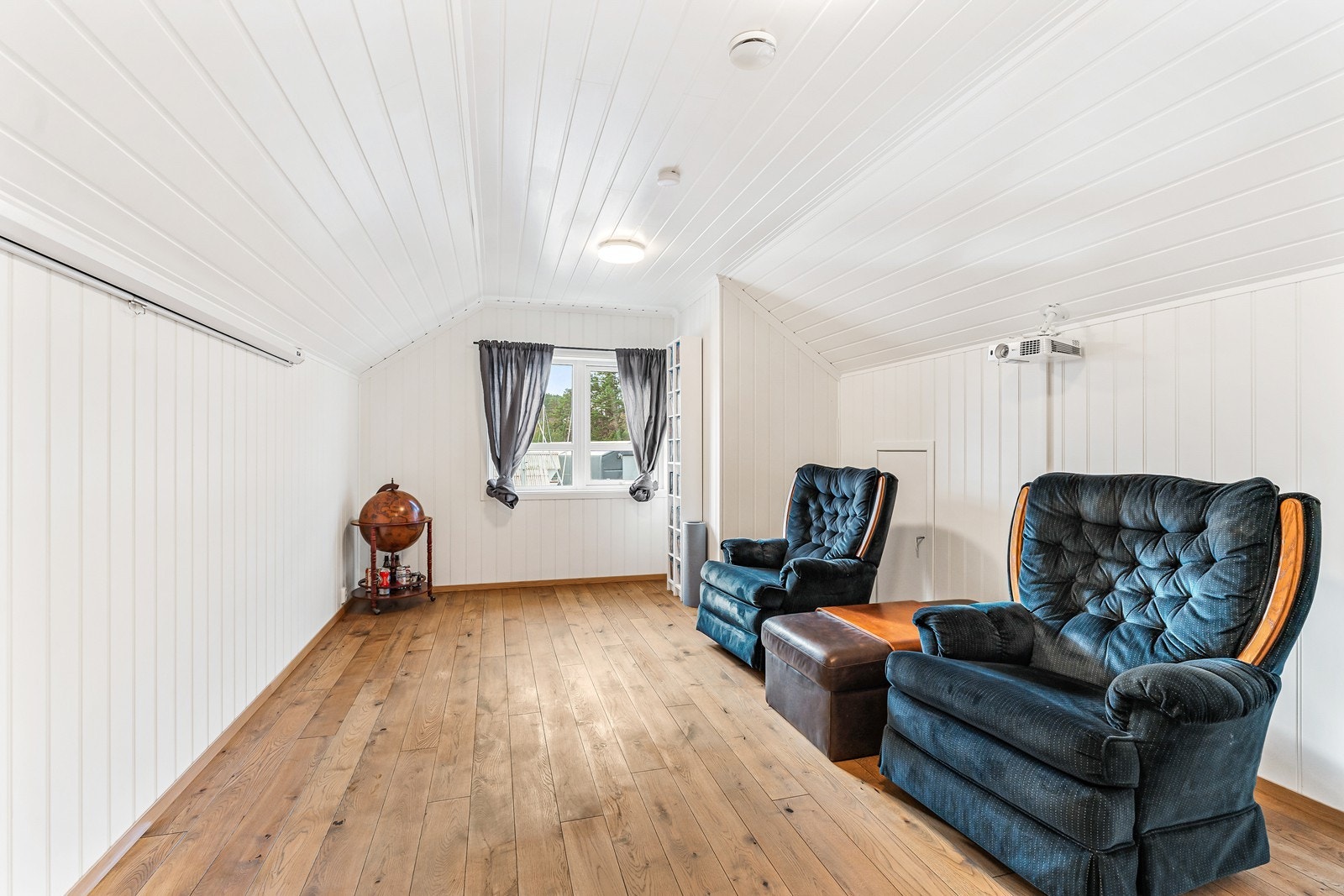 I andre etasje finner du en lys loftstue som passer perfekt som ekstra oppholdsrom, TV-stue eller et sted å trekke seg litt tilbake. Denne kan også benyttes som soverom Galleribilde