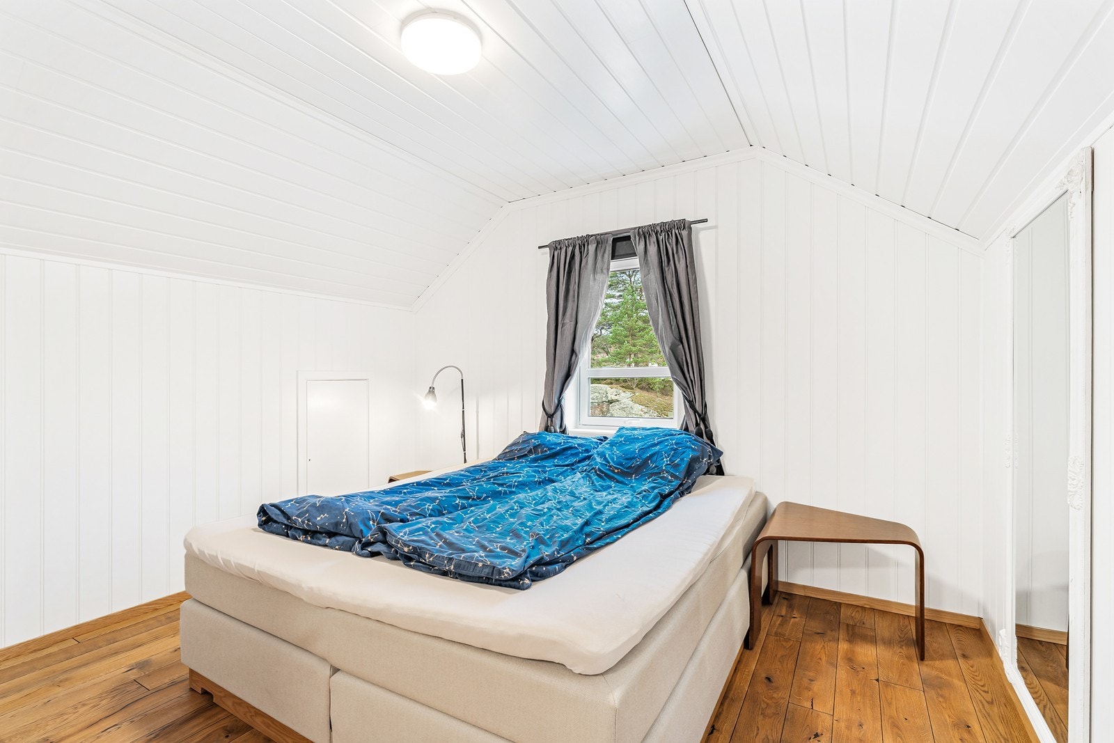 Videre finner du et romslig soverom med plass til dobbeltseng og garderobeskap Galleribilde