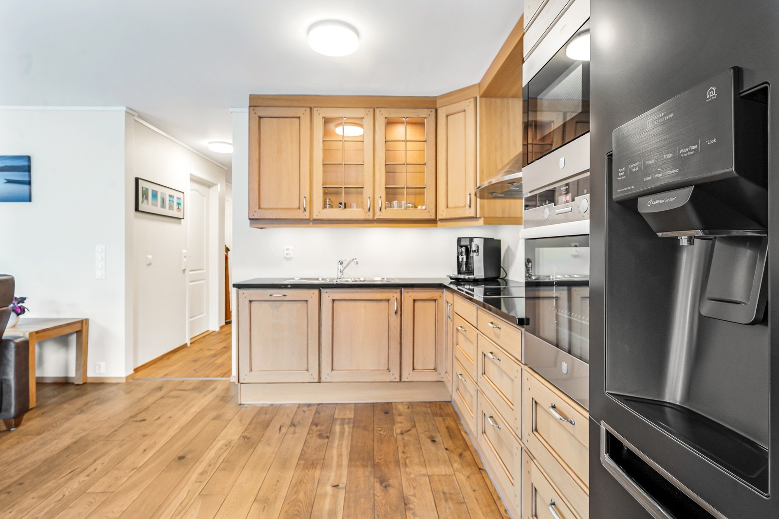 Av integrerte hvitevarer er det oppvaskmaskin, platetopp, stekeovn og mikrobølgeovn Galleribilde