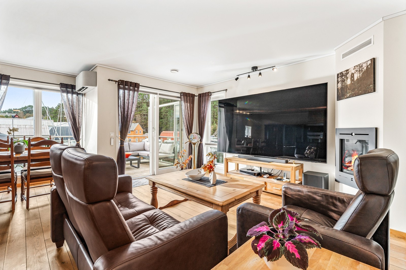 Store vindusflater sikrer rikelig med naturlig lys Galleribilde