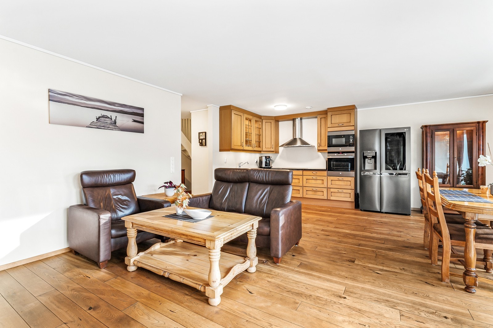 Den åpne løsningen mot kjøkkenet skaper en sosial og trivelig atmosfære Galleribilde