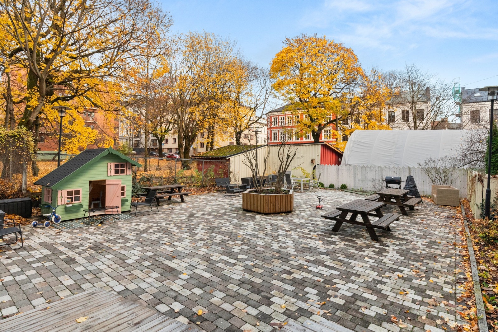 Pent opparbeidet bakgård. Galleribilde