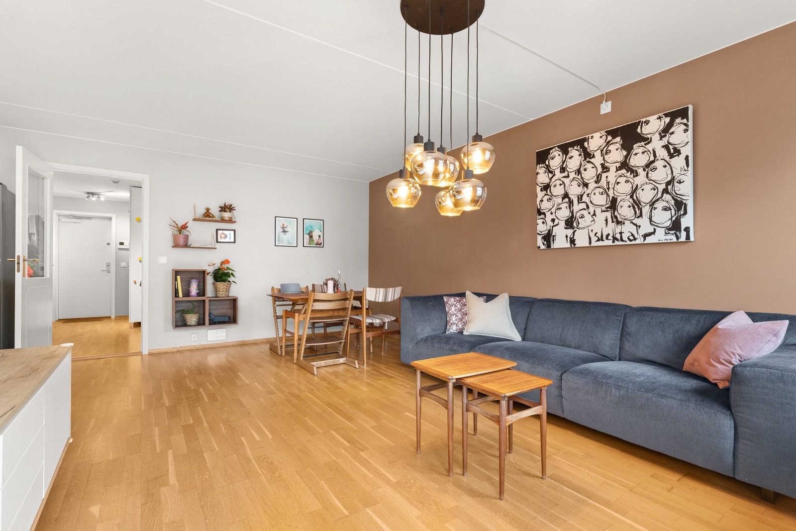 Stuen er lys og åpen, med god plass til både sofagruppe og spisebord. Galleribilde