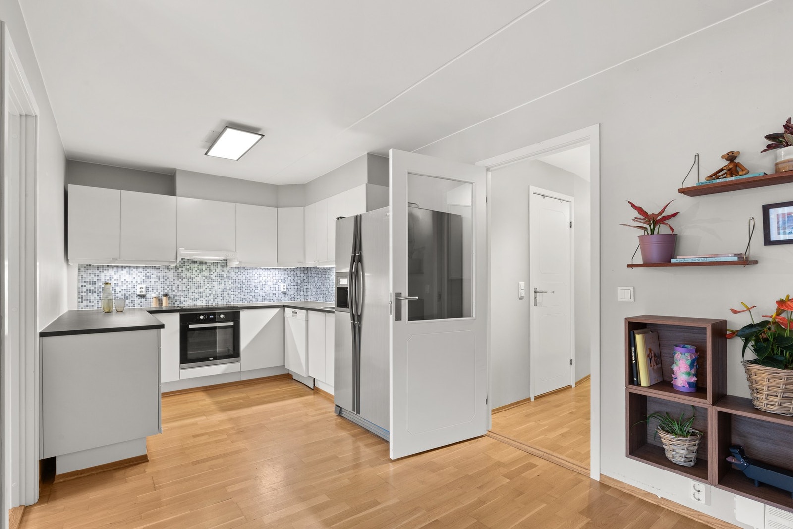 Kjøkkenet ligger i delvis åpen løsning mot stuen og byr på moderne innredning og gode arbeidsflater. Galleribilde