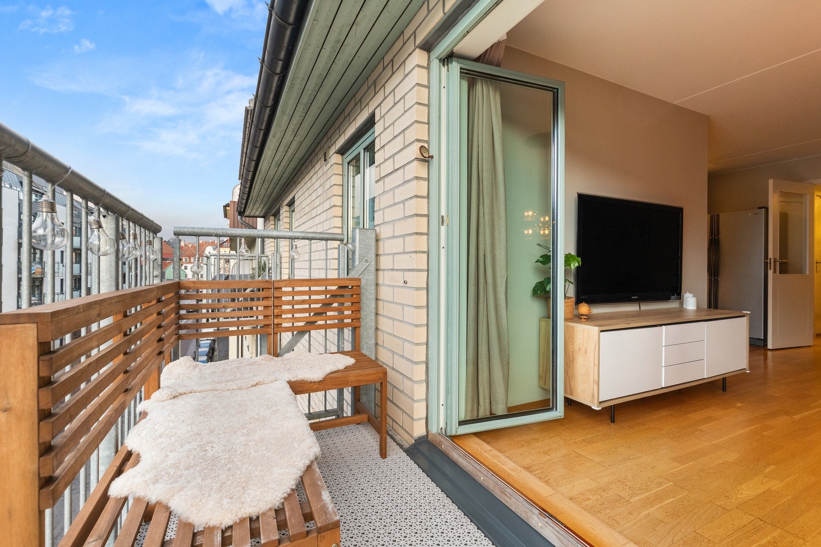 Her får du en moderne bolig i et bygg fra 2001 med heis, mulighet for garasjeleie og kort vei til alt bylivet har å by på. Galleribilde