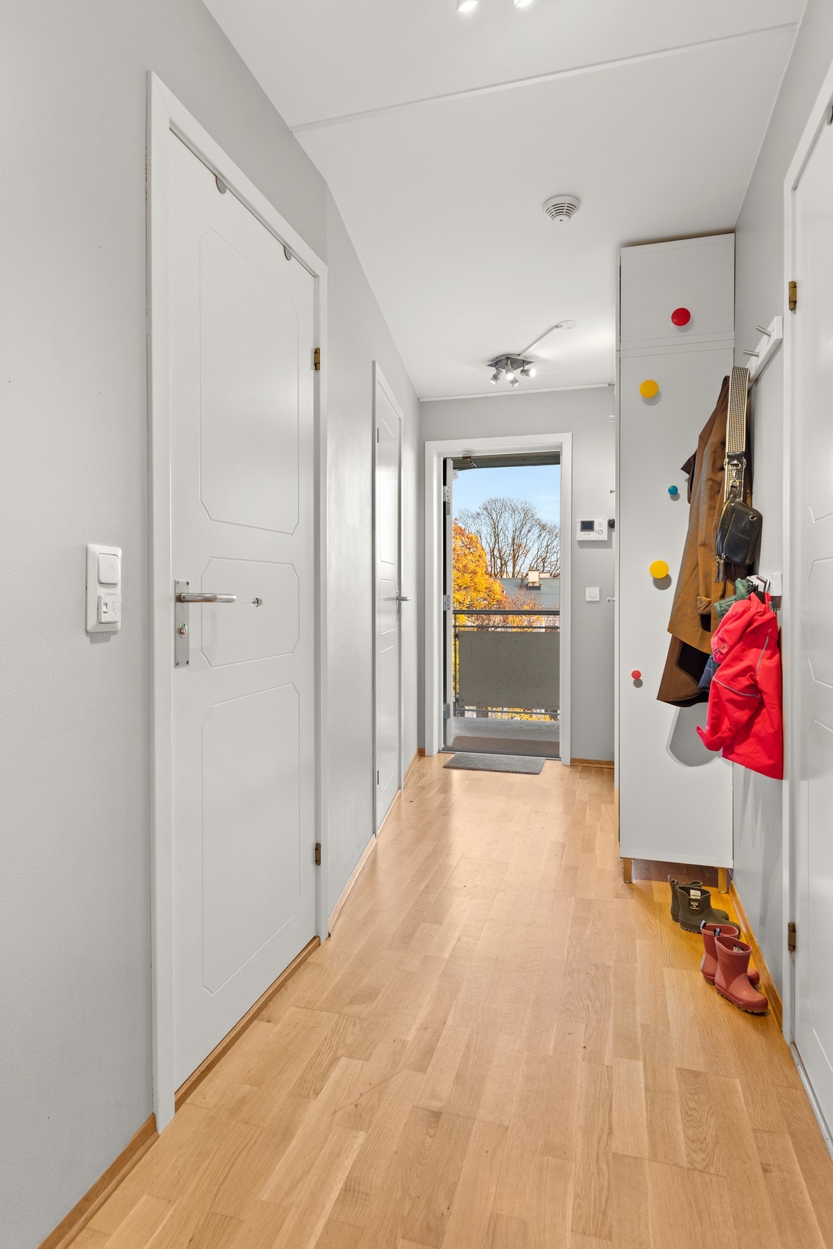 Entréen har god plass til oppbevaring og gir et hyggelig førsteinntrykk. Galleribilde