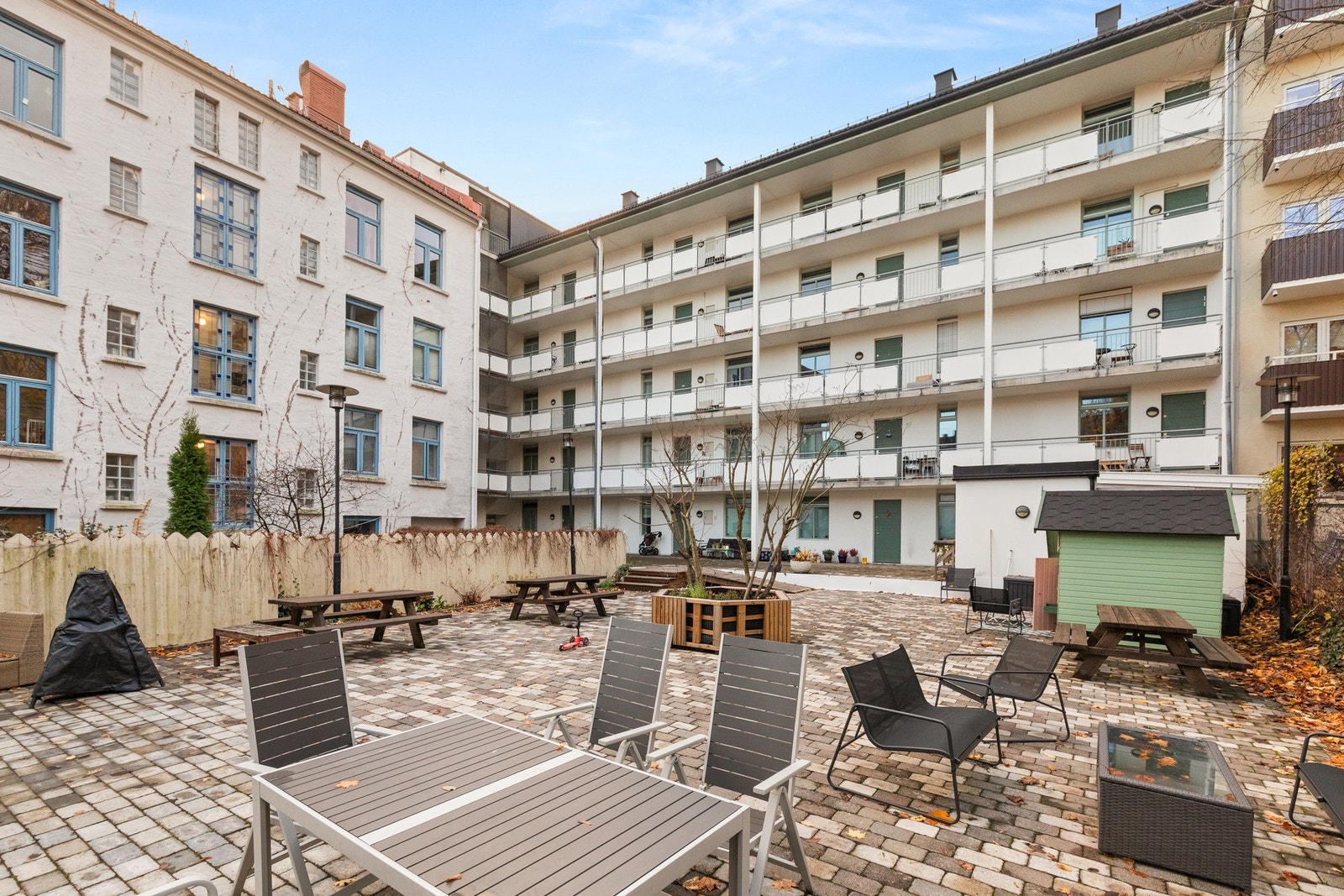 Pent opparbeidet bakgård. Galleribilde