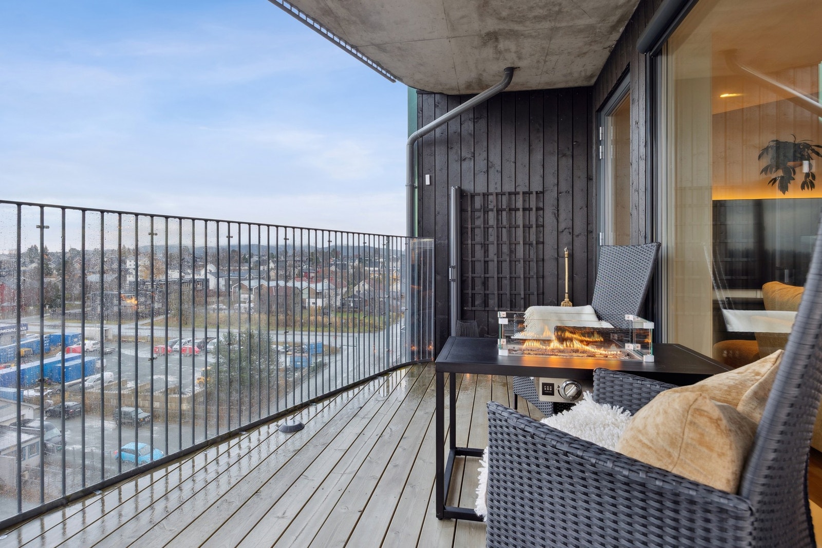 Det er god plass til både sittegruppe, grill og beplantning, og uteplassen egner seg like godt til rolige morgener som til sosiale kvelder i kveldssolen. Galleribilde