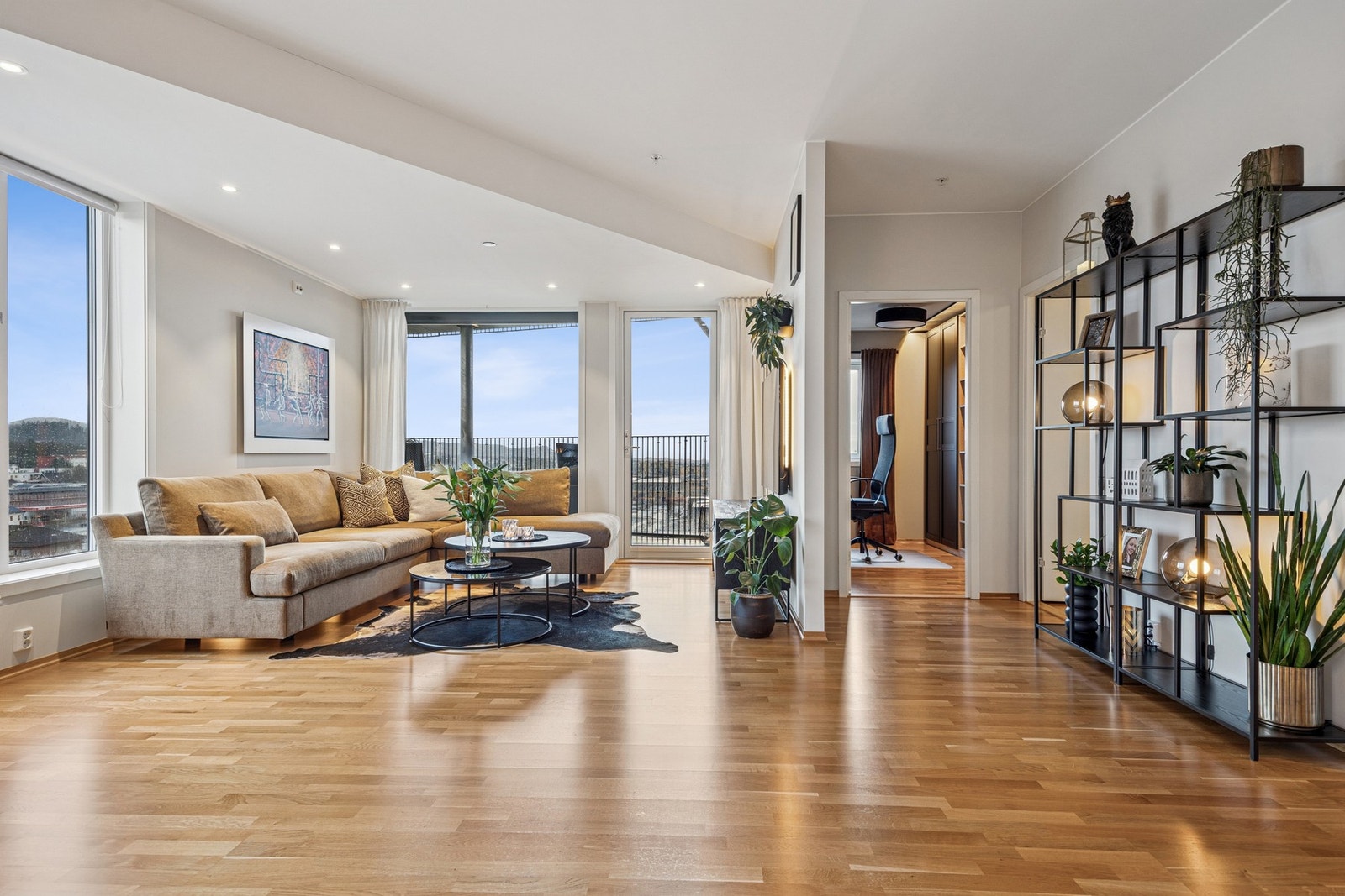 Leiligheten fremstår som lys, moderne og innflyttingsklar, med høy standard på materialvalg og gjennomgående gode løsninger. Galleribilde