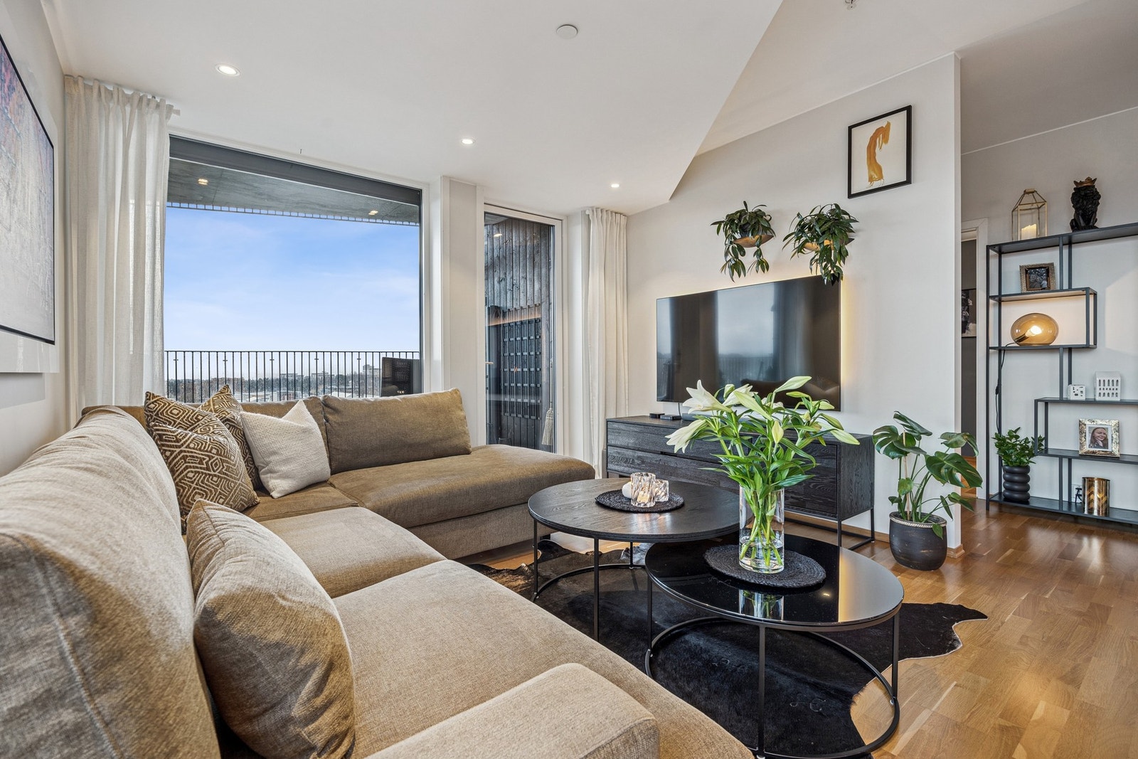 Fra stuen er det utgang til en romslig balkong med gode solforhold. Galleribilde